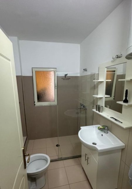 Tirane, jepet me qera apartament 2+1 Kati 5, 75 m² 500 € (PORCELAN)