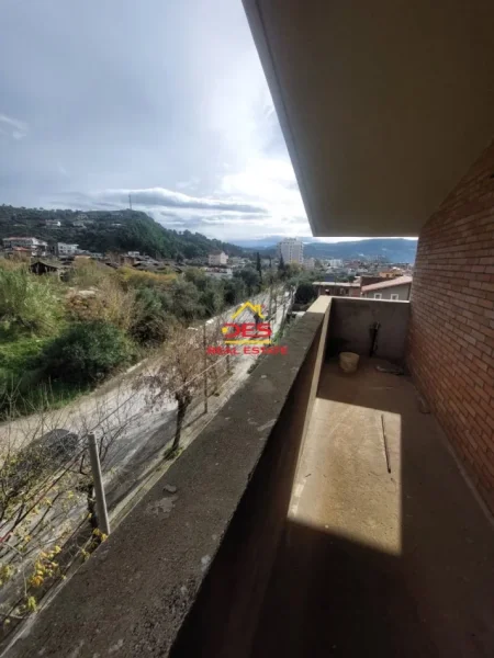 Vlore, shitet Vile , 542 m² 742.000 € (Rruga Demokracia)