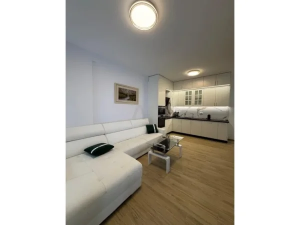 Tirane, jepet me qera apartament 2+1 Kati 5, 92 m² (univers city Qendra Tregtare QTU)