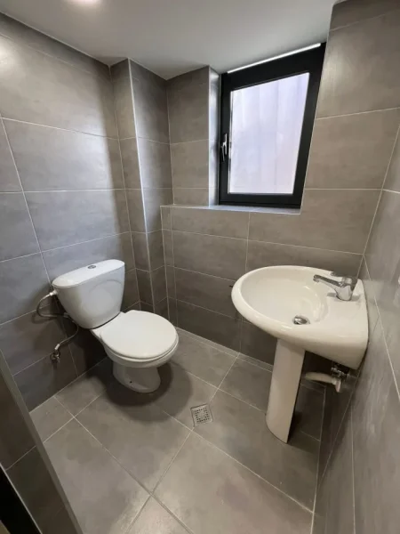 Tirane, shitet dyqan Kati 0, 70 m² 470.000 € (Stadiumi Dinamo)