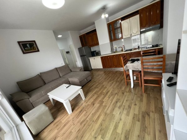 Tirane, jepet me qera apartament 1+1+Ballkon Kati 6, 60 m² 500 € (ne kompleksin Siri)