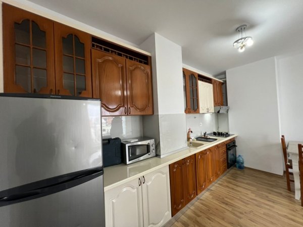 Tirane, jepet me qera apartament 1+1+Ballkon Kati 6, 60 m² 500 € (ne kompleksin Siri)