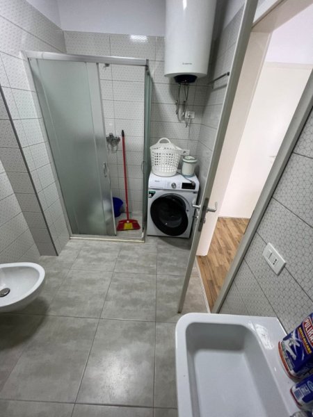 Tirane, jepet me qera apartament 1+1+Ballkon Kati 6, 60 m² 500 € (ne kompleksin Siri)
