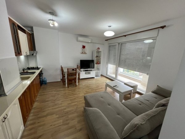 Tirane, jepet me qera apartament 1+1+Ballkon Kati 6, 60 m² 500 € (ne kompleksin Siri)