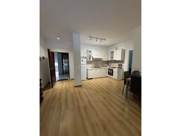 Tirane, jepet me qera apartament 1+1 Kati 1, 70 m² 750 € 