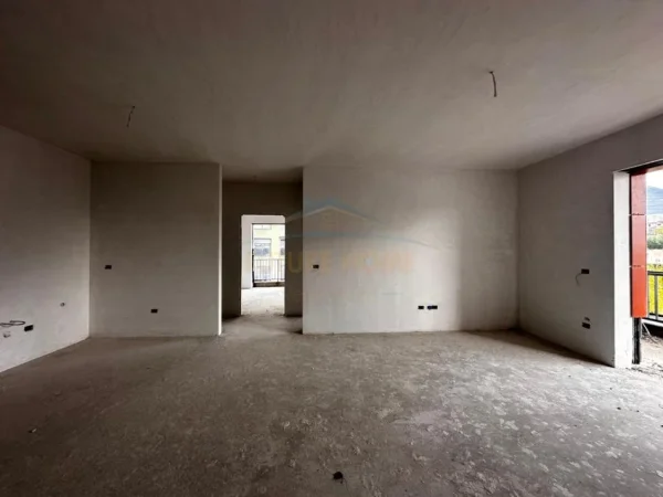 Tirane, shitet apartament 3+1 Kati 3, 166 m² 174.000 € (Paskuqan)