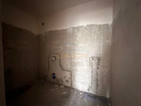 Tirane, shitet apartament 3+1 Kati 3, 166 m² 174.000 € (Paskuqan)
