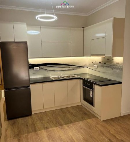 Tirane, jepet me qera apartament 2+1+Ballkon Kati 2, 105 m² 800 € (prane Market Ana)