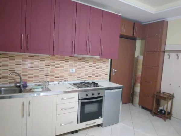 Tirane, jepet me qera apartament 1+1+Ballkon Kati 3, 60 m² 400 € (Rr. Petro Nini Luarasi)