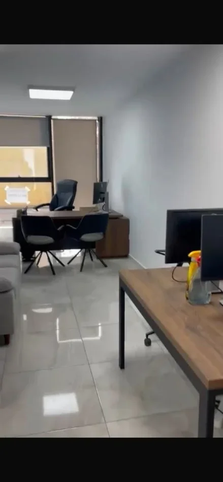 Tirane, jepet me qera zyre Kati 2, 28 m² 500 € (rruga myslym shyri)