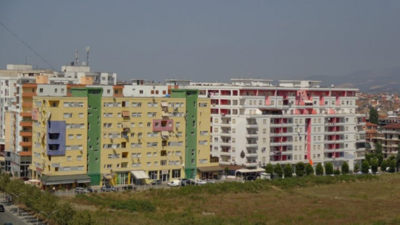 Shitet Apartament 2+1 tek Pallatet e Verdha, Kthesa e Kamzës,  86.416 €uro