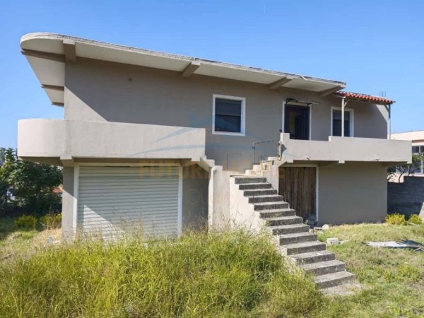 Durres, shitet shtepi 3+1+Ballkon , 140.000 € 