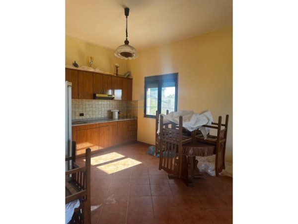 Durres, shitet shtepi 3+1+Ballkon , 140.000 € 