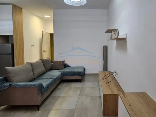 Tirane, jepet me qera apartament 1+1 Kati 1, 59 m² 550 € (Kopshti botanik prane xhamise)