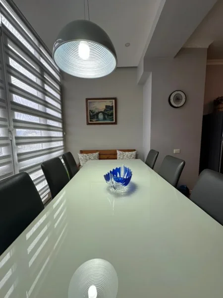 Tirane, jepet me qera apartament 2+1+Ballkon Kati 6, 120 m² 900 € (Liqeni i Thate)