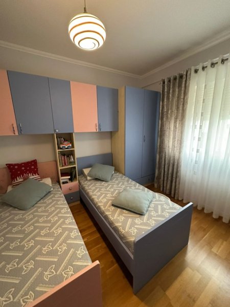 Tirane, jepet me qera apartament 2+1+Ballkon Kati 6, 120 m² 900 € (Liqeni i Thate)