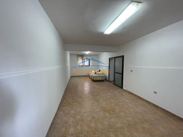 Tirane, jepet me qera 2+1 Kati 1, 600 € 