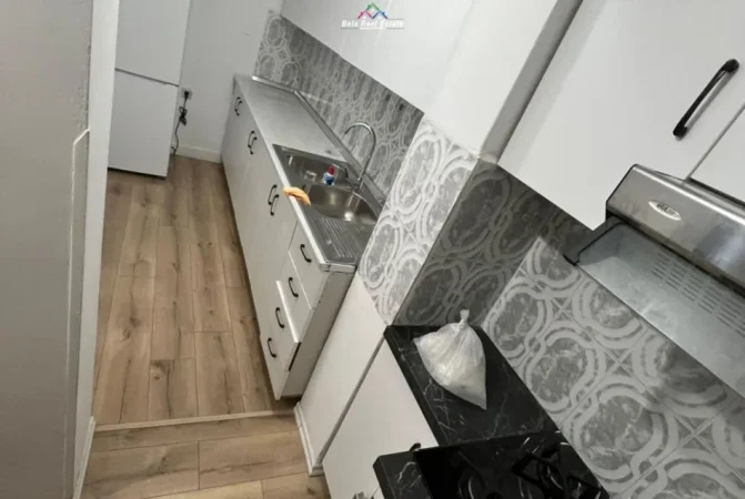 Tirane, jepet me qera apartament 2+1 Kati 4, 80 m² 550 € (prane Bar Angolo)