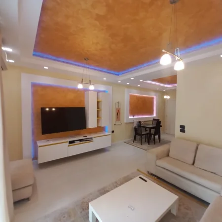 Tirane, jepet me qera apartament 2+1 Kati 5, 125 m² 850 € (Komuna e Parisit)