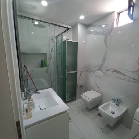 Tirane, jepet me qera apartament 2+1 Kati 5, 125 m² 850 € (Komuna e Parisit)