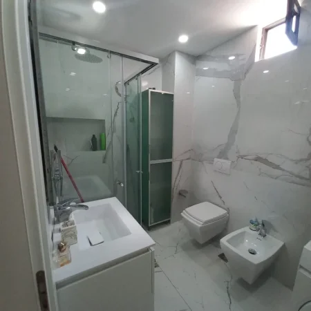 Tirane, jepet me qera apartament 2+1 Kati 5, 125 m² 850 € (Komuna e Parisit)