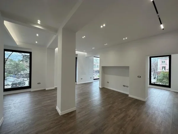 Tirane, jepet me qera ambjent biznesi Kati 2, 76 m² 1.500 € (mysylm shyri)