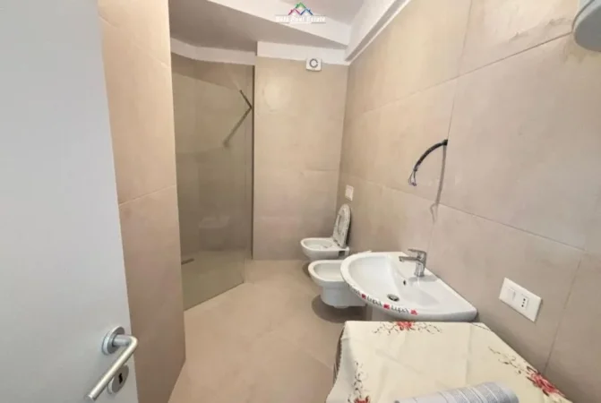 Tirane, jepet me qera apartament 1+1 Kati 1, 56 m² 600 € (Rruga Hiqmet Buzi)
