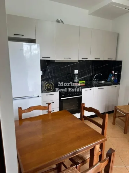 Tirane, jepet me qera shtepi 1+1 Kati 2, 40 m² 400 € (Allias)