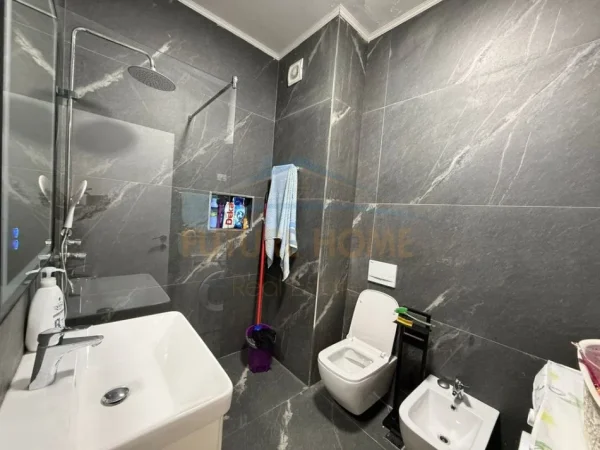 Tirane, jepet me qera apartament 1+1+Ballkon Kati 3, 70 m² 850 € (Komuna e parisit)