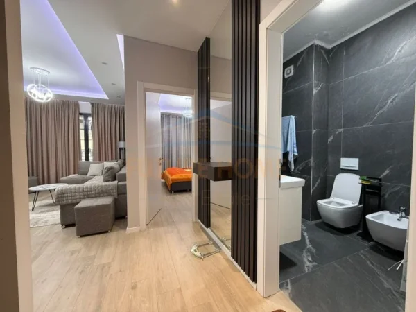 Tirane, jepet me qera apartament 1+1+Ballkon Kati 3, 70 m² 850 € (Komuna e parisit)