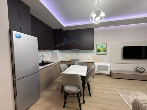 Tirane, jepet me qera apartament 1+1+Ballkon Kati 3, 70 m² 850 € (Komuna e parisit)