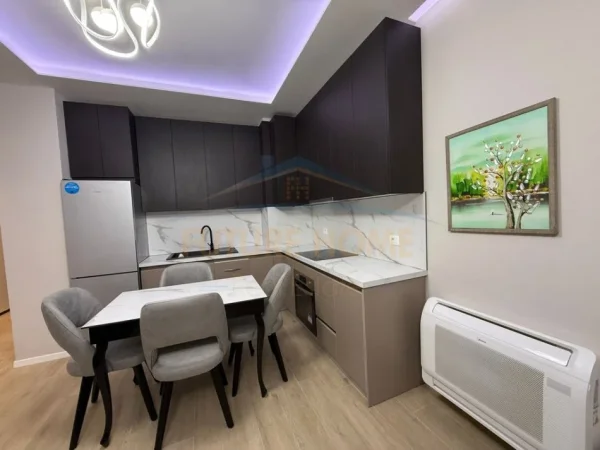Tirane, jepet me qera apartament 1+1+Ballkon Kati 3, 70 m² 850 € (Komuna e parisit)