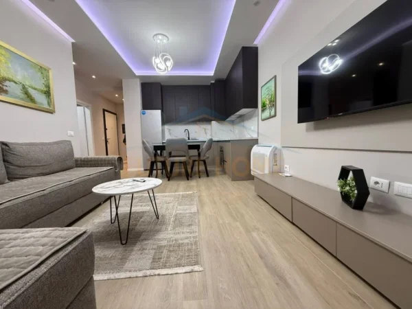 Tirane, jepet me qera apartament 1+1+Ballkon Kati 3, 70 m² 850 € (Komuna e parisit)