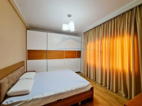 Tirane, jepet me qera 4+1+Ballkon Kati 1, 200 m² 1.300 € 