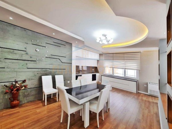 Tirane, jepet me qera 4+1+Ballkon Kati 1, 200 m² 1.300 € 
