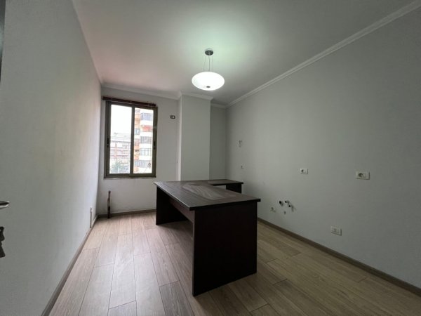 Tirane, shitet apartament 2+1+Ballkon Kati 2, 103 m² 258.000 € (21 dhjetori)