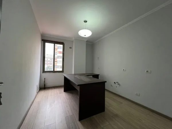 Tirane, shitet apartament 2+1+Ballkon Kati 2, 103 m² 258.000 € (21 dhjetori)
