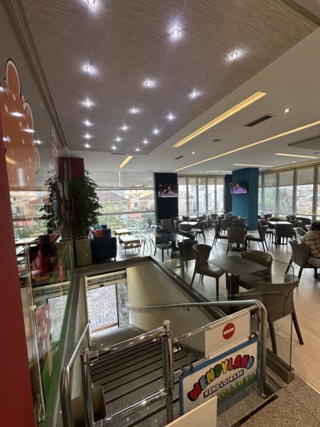 Tirane, jepet me qera ambjent biznesi Kati 1, 200 m² 2.000 € (Yzberisht, Rruga 3 Deshmoret prane Big Market)