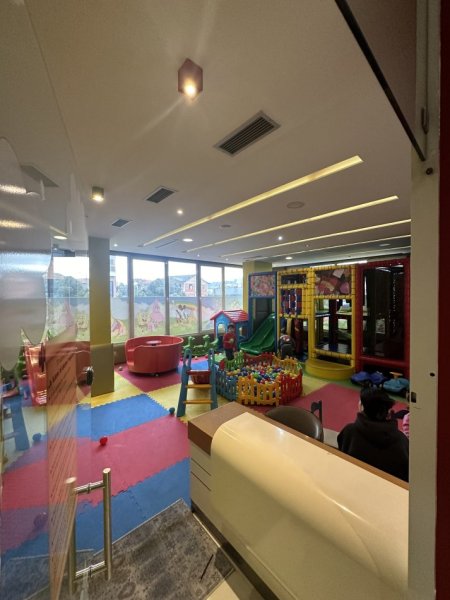 Tirane, jepet me qera ambjent biznesi Kati 1, 200 m² 2.000 € (Yzberisht, Rruga 3 Deshmoret prane Big Market)