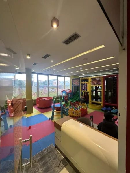 Tirane, jepet me qera ambjent biznesi Kati 1, 200 m² 2.000 € (Yzberisht, Rruga 3 Deshmoret prane Big Market)