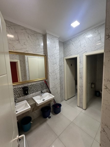 Tirane, jepet me qera ambjent biznesi Kati 1, 200 m² 2.000 € (Yzberisht, Rruga 3 Deshmoret prane Big Market)