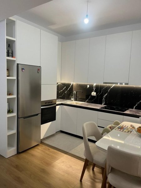 Tirane, jepet me qera apartament 1+1 Kati 4, 60 m² 450 € (ALI DEMI)