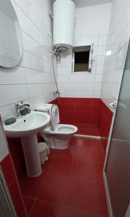 Tirane, jepet me qera apartament 1+1+Ballkon Kati 2, 65 m² 430 € 