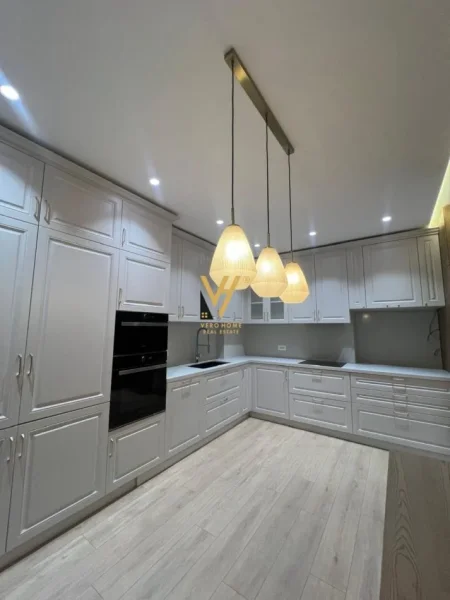 Tirane, jepet me qera apartament 3+1+Ballkon Kati 2, 170 m² 2.500 € (RRUGA E KOSOVAREVE)