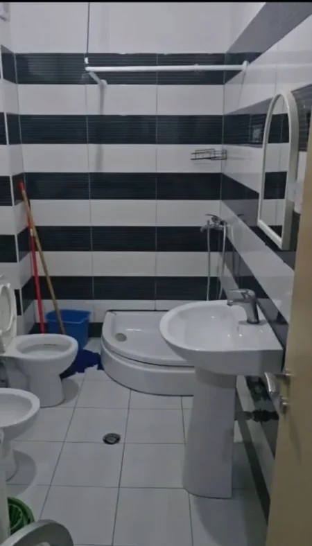 Tirane, jepet me qera apartament 1+1+Ballkon Kati 5, 65 m² 400 € 