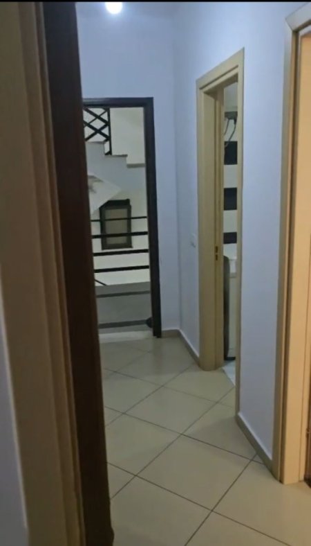 Tirane, jepet me qera apartament 1+1+Ballkon Kati 5, 65 m² 400 € 