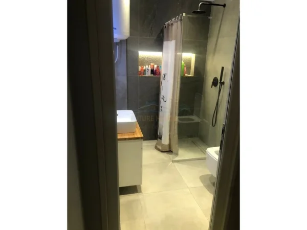 Tirane, jepet me qera apartament 2+1 Kati 3, 100 m² 700 € (Komuna parisit)