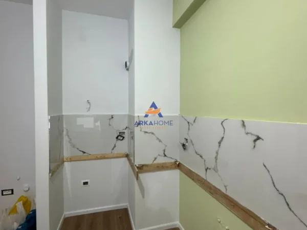 Tirane, jepet me qera apartament 1+1+Ballkon Kati 4, 50 m² 400 € 