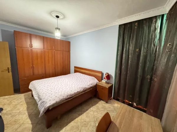 Tirane, jepet me qera apartament 2+1 Kati 4, 130 m² 650 € (21 Dhjetori)