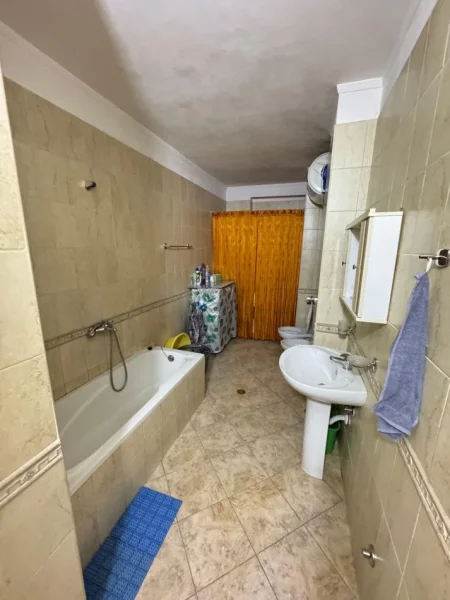 Tirane, jepet me qera apartament 2+1 Kati 4, 130 m² 650 € (21 Dhjetori)